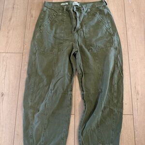 Universal Thread Women’s Barrel Jeans / High waisted